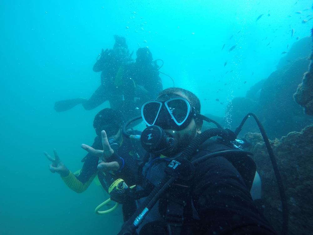 하얏트 센트릭 칸돌림 고아 호텔 외부 사진 Scuba divers on the wreck of the P29.